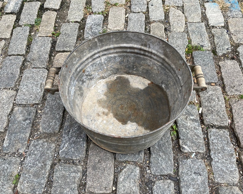 Antique Galvanized Wash Tub with Wooden Handles, Farm house Wash Basin, Large Round Planter, Metal Bucket, Outdoor Garden Decorations 画像 3