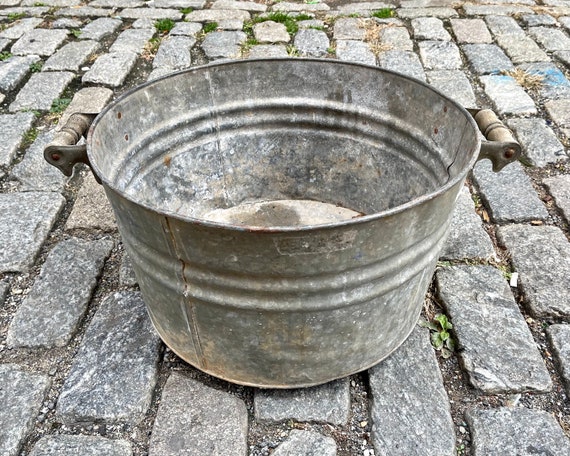 Antique Galvanized Wash Tub With Wooden Handles, Farm House Wash Basin,  Large Round Planter, Metal Bucket, Outdoor Garden Decorations 