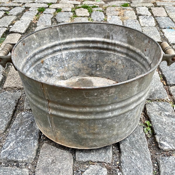 Antique Galvanized Wash Tub with Wooden Handles, Farm house Wash Basin, Large Round Planter, Metal Bucket, Outdoor Garden Decorations