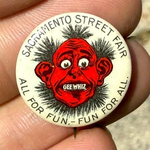 Peut inclure: Bouton vintage de la foire de rue de Sacramento avec un personnage de dessin animé au visage rouge et les mots "GEE WHIZ". Le bouton blanc a des détails noirs et rouges, avec le texte "ALL FOR FUN - FUN FOR ALL."