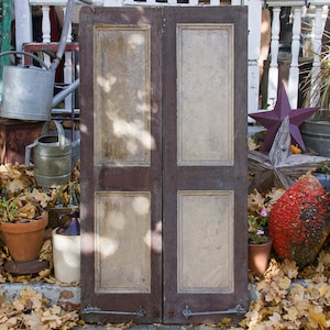 Par de contraventanas antiguas de madera: pintura marrón desconchada, decoración rústica (150 x 39 cm)