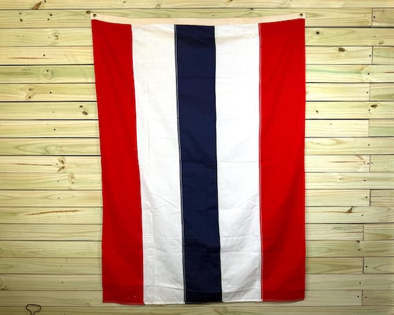 La Bandiera Americana Rossa, Bianca E Blu Nel Centro Sul Faux Del Bianco Sporco Dipinto, Legno
