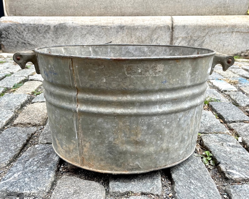 Antique Galvanized Wash Tub with Wooden Handles, Farm house Wash Basin, Large Round Planter, Metal Bucket, Outdoor Garden Decorations image 2