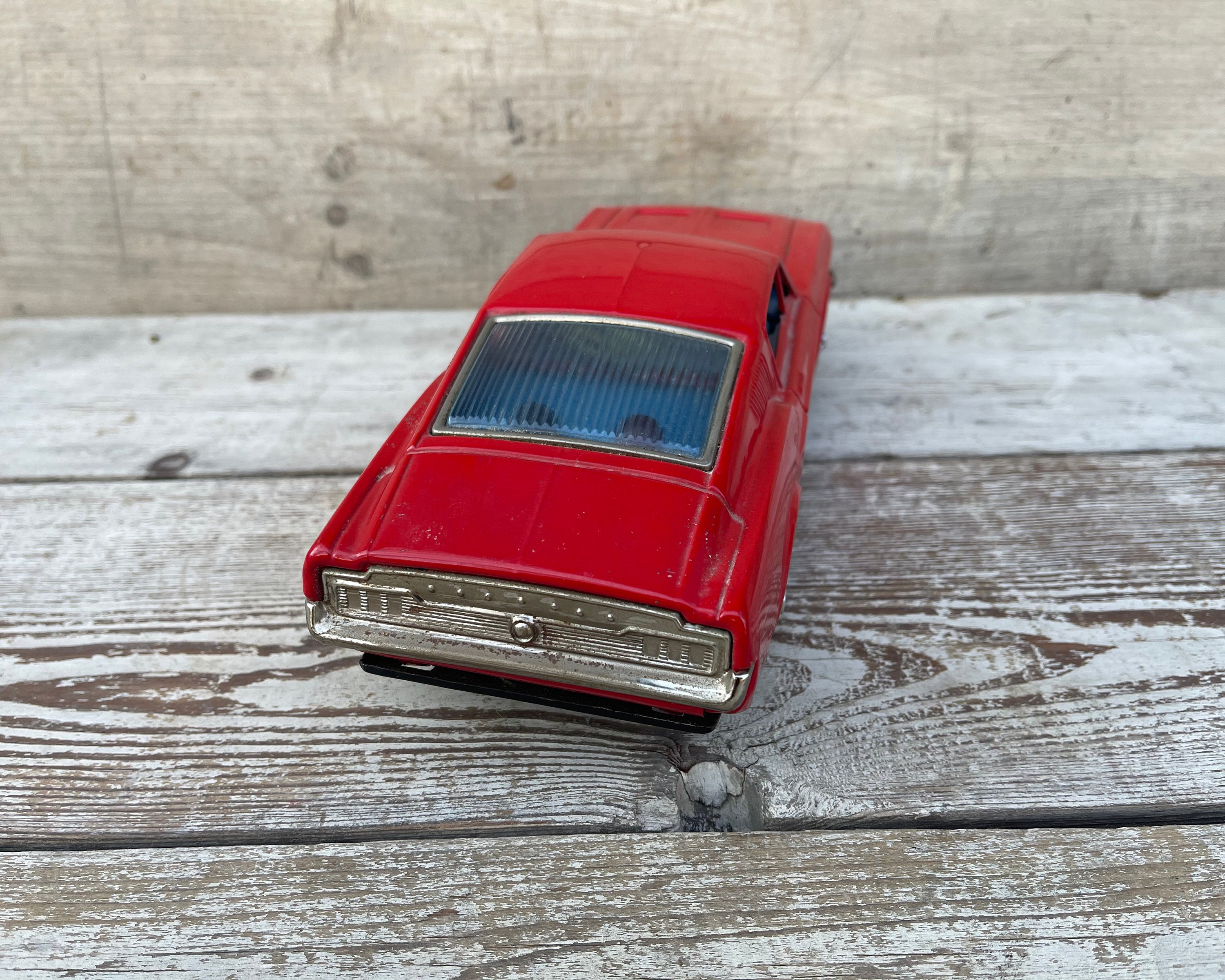 1960年代のヴィンテージ フォード マスタング ブリキ製おもちゃの車