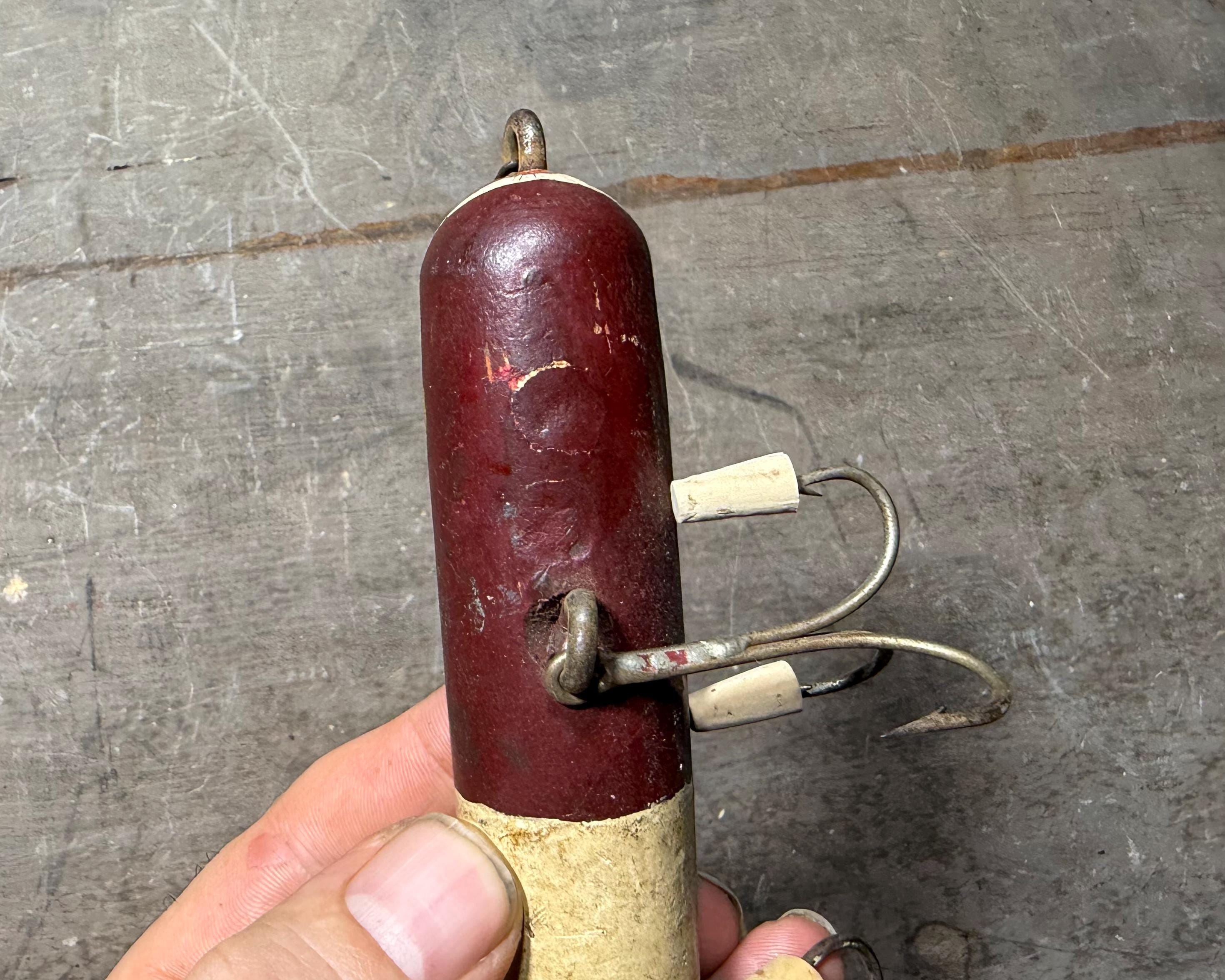 Leurre de pêche en bois peint en rouge vintage - France