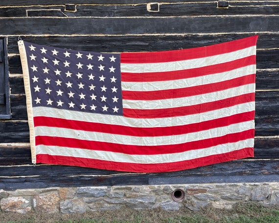 巨大な1940年代の48個の星が輝くアメリカ国旗：素朴なアメリカーナ風