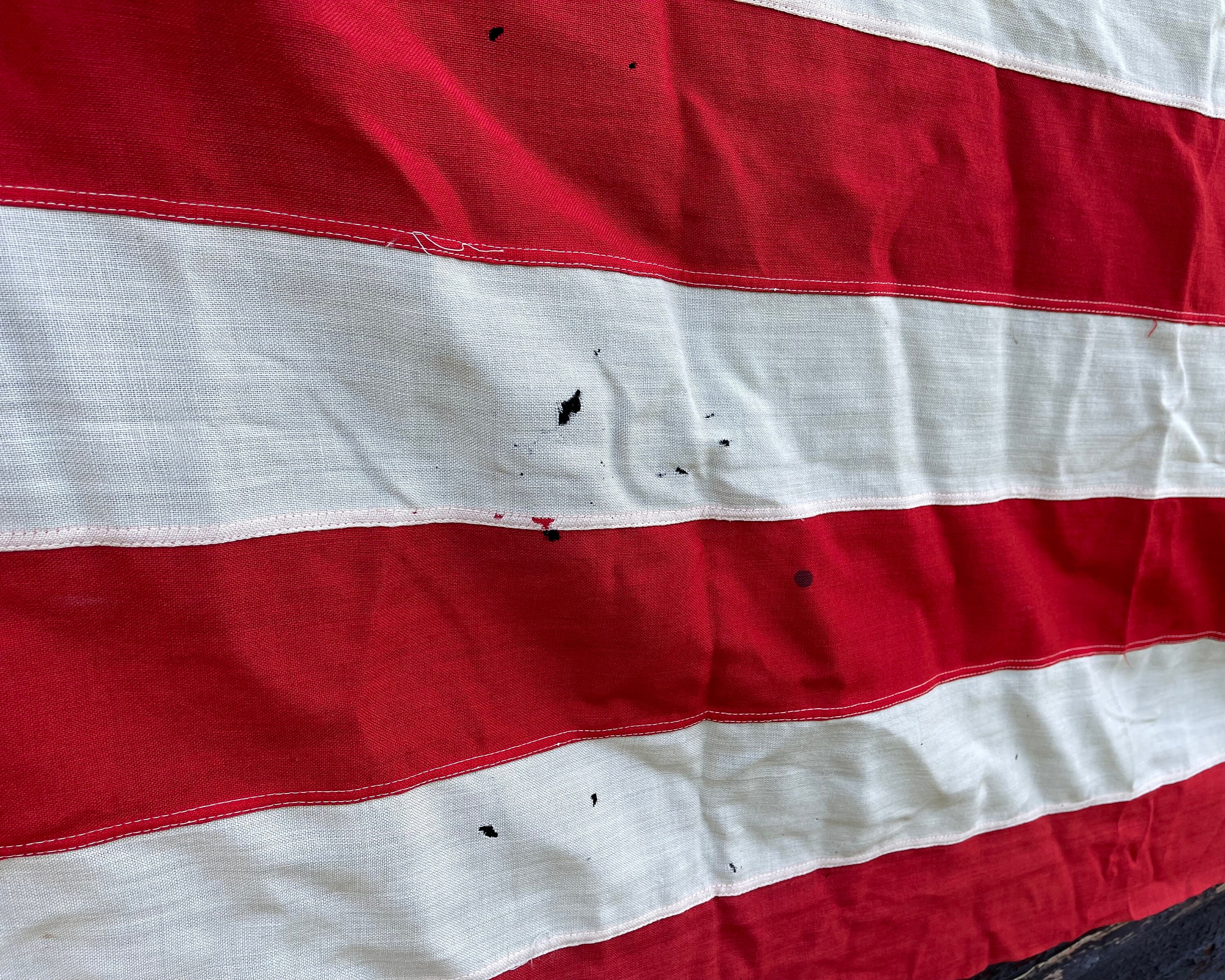 巨大な1940年代の48個の星が輝くアメリカ国旗：素朴なアメリカーナ風