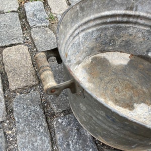 Antique Galvanized Wash Tub with Wooden Handles, Farm house Wash Basin, Large Round Planter, Metal Bucket, Outdoor Garden Decorations 画像 4