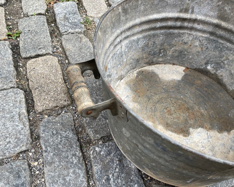 Antique Galvanized Wash Tub with Wooden Handles, Farm house Wash Basin, Large Round Planter, Metal Bucket, Outdoor Garden Decorations image 4