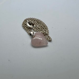 Gran collar colgante de corazón de cuarzo rosa rosa de plata vintage en una elegante cadena de plata de eslabón