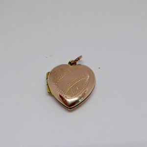 Medallón vintage dorado en forma de corazón