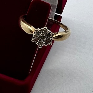 Anillo vintage de flores de diamantes de oro de 9 quilates