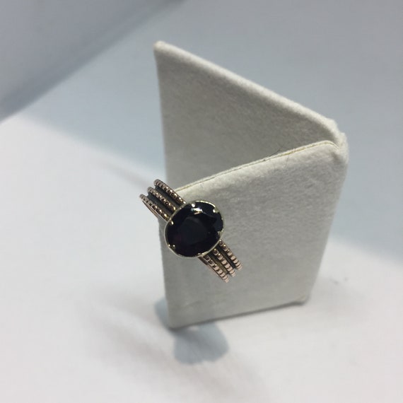 Victorian 9ct gold garnet ring
