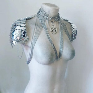 Op de afbeelding: Zilveren kettingbaard schouderpantser met een zilveren kettingbaard choker en een pentagram hanger.