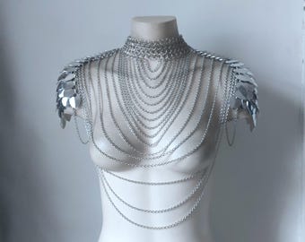 Spallacci in cotta di maglia, spallacci in cotta di maglia, armatura in cotta di maglia, festival del metallo Burningman