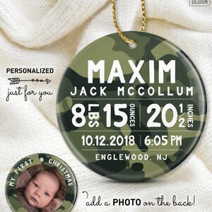 Adorno navideño para bebé niño, primera Navidad, camuflaje verde, datos de nacimiento con foto en la parte posterior.