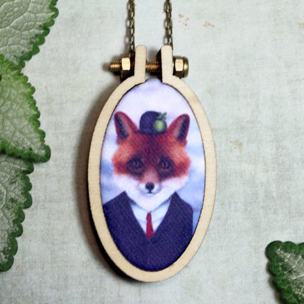 Collier "Fox Magritte". Renard. Collection "Oops !". Bijou avec mini cercle à broder. Illustration, impression textile et design Andi Lee.