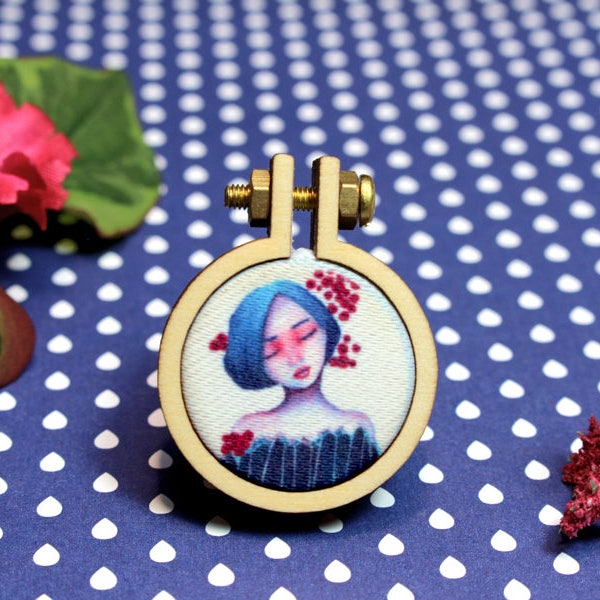 Bague "Fille aux coquelicots". Collection "Oops !". Bijou avec mini cercle à broder. Illustration, impression textile et design by Andi Lee.