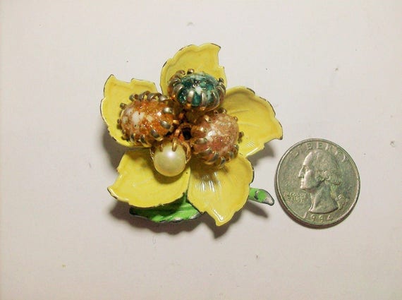 Pretty Goldtone Glass Bead Painted Flower Brooch … - image 1