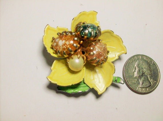 Pretty Goldtone Glass Bead Painted Flower Brooch … - image 2