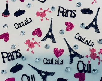 Könnte beinhalten: Ein weißer Hintergrund mit rosa Herzen, schwarzen Eiffeltürmen, schwarzen Baskenmützen, rosa Pudeln und schwarzer Schrift, die "Oui", "Paris" und "Oulala" sagt.