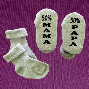 Babysocken Baby Socken 50 Prozent Mama 50 Prozent Papa Zur Taufe Geburt Geburtstag Grau - Schwarz