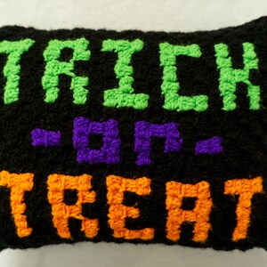 Häkelanleitung: Wendbares Halloween Dekokissen - Süßes oder Saures und die Hexe ist in