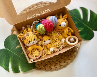 Personalised Crochet Giraffe Gift Set - Giraffe Rattle, Pacifier Clip, Car seat / Stroller Toy - Ensemble Cadeau Bébé Giraffe au Crochet