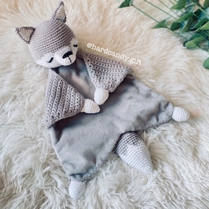 Personlig virkad vargälskling, vargsäkerhetsfilt, Doudou, virkad mysleksak, babyfilt
