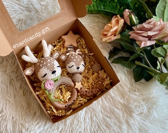 Personalised Baby Deer Gift Set - Crochet Deer Rattle, Deer Pacifier Holder - Ensemble Cadeau Bébé Cerf Personnalisé, Hochet, Attache-tétine