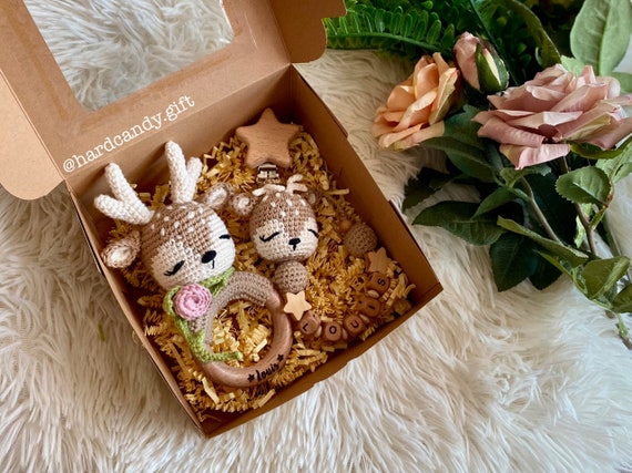 Personalised Baby Deer Gift Set - Crochet Deer Rattle, Deer Pacifier Holder - Ensemble Cadeau Bébé Cerf Personnalisé, Hochet, Attache-tétine
