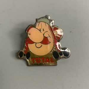 French vintage lapel pin brooch Total Asterix Obelix