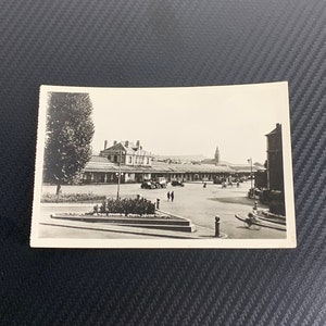 Cartão postal francês vintage em preto e branco, lembrança de Vichy, Esplanade de la gare, foto