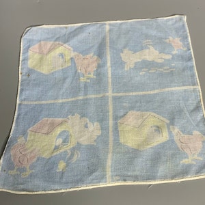 Pañuelo vintage francés con diseño infantil de dibujos animados de pollo y perro