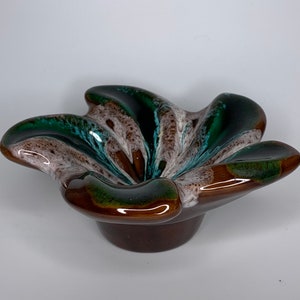 Könnte beinhalten: Eine braune Keramikschale mit grüner und weißer Glasur. Die Schale ist blumenförmig mit fünf Blütenblättern.