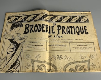 Peut inclure: Une couverture de magazine vintage pour "La Broderie Pratique de Lyon", une publication française sur la broderie. La couverture présente une femme en robe longue et un motif floral.