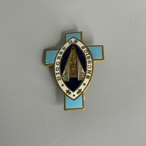 French vintage lapel pin brooch Diocese de Soissons religious accessories enamel and metal Sainte medal