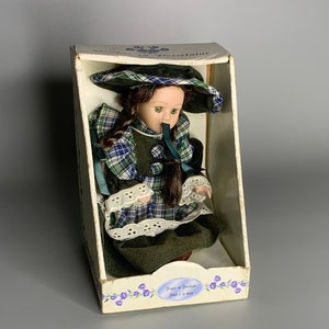 French vintage doll in box Poupee en Porcelain hand painted