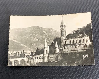 Carte postale vintage noir et blanc française, souvenir de Lourdes (carte postale ancienne) estampée