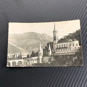 Cartão postal francês vintage preto e branco, lembrança de Lourdes (cartão postal usado) carimbado