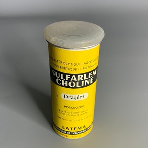 Puede incluir: Un recipiente cilíndrico amarillo y negro con una tapa blanca. El recipiente está etiquetado como "Sulfarlem Choline Dragées" e incluye instrucciones de dosificación. La etiqueta también indica "Cholestérolytique-Azoturique Cholérétique-Lipotrope" y "Latéma Laboratoires de Thérapeutique."