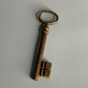 French vintage rusty metal skeleton key collectible