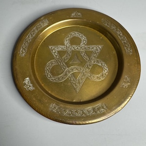 Bandeja de placa de latón vintage con placa decorativa grabada