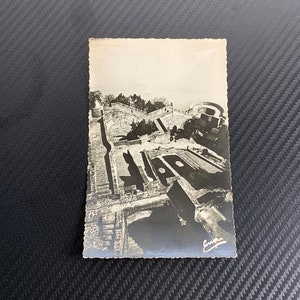 Cartão postal vintage francês em preto e branco Lembrança do Mont St-Michel Verdadeira foto au bromure Granville Normandia les muralhas montant de l'Abbaye