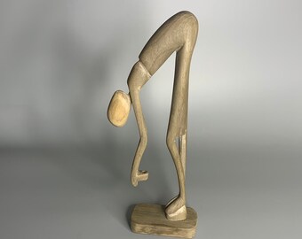 Figura de madera tallada vintage, estatuilla decorativa sobre soporte, diseño estirado