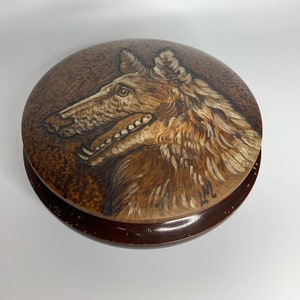 Französische Vintage Geschnitzte kreisförmige Holzkiste mit Wolf / Hund Design Boite en bois ronde chien / loup