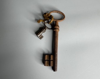 French Vintage Skeleton Keys (Set of 2) – Rusty Metal Antique Keys
