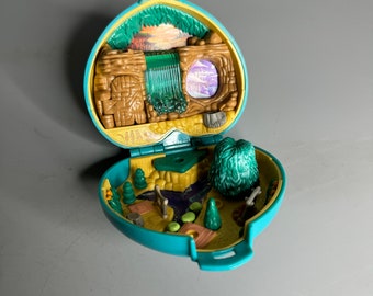 Francuska rocznikowa 1995 Polly Pocket Blue Bird Swindon Anglia Pocahontas Disney bez figurki