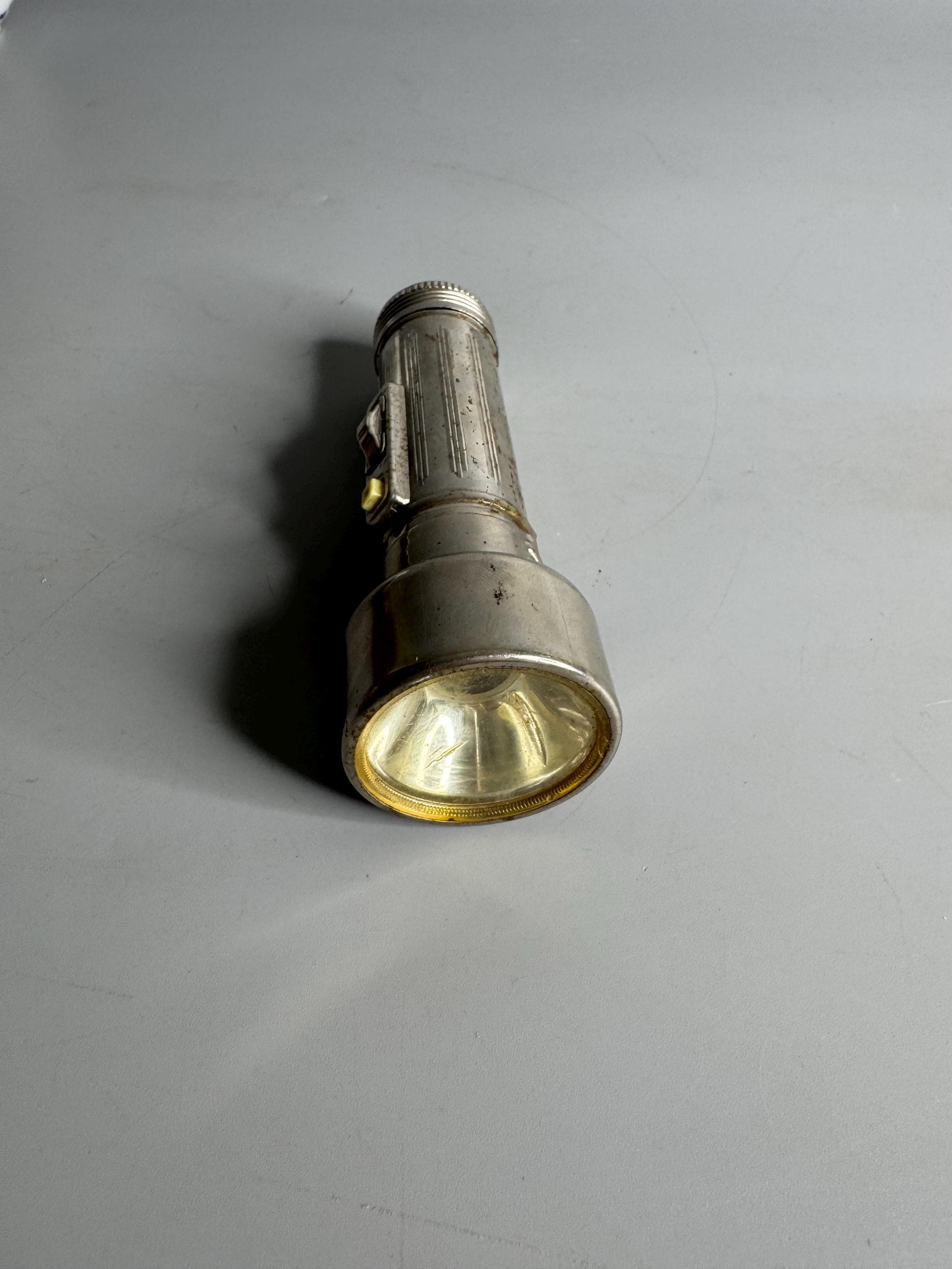 1950年代のフランス製ヴィンテージ ワンダー懐中電灯ディスプレイ
