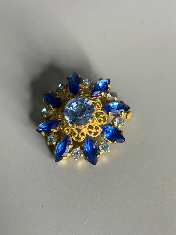 Broche Vintage Art Déco En Métal Argenté Avec Pierre Bleue Taillée - Ancienne - Occasion
